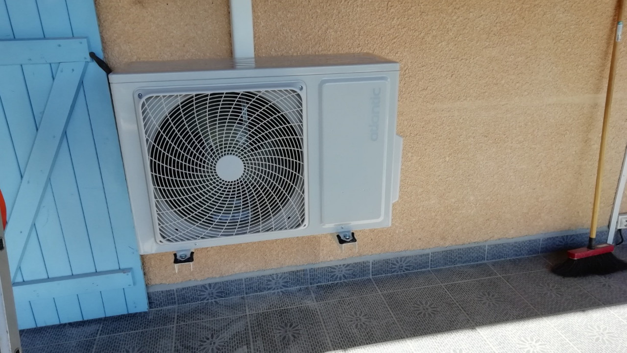 Installation d'une climatisation BI-SPLITS dans une villa à DENICÉ