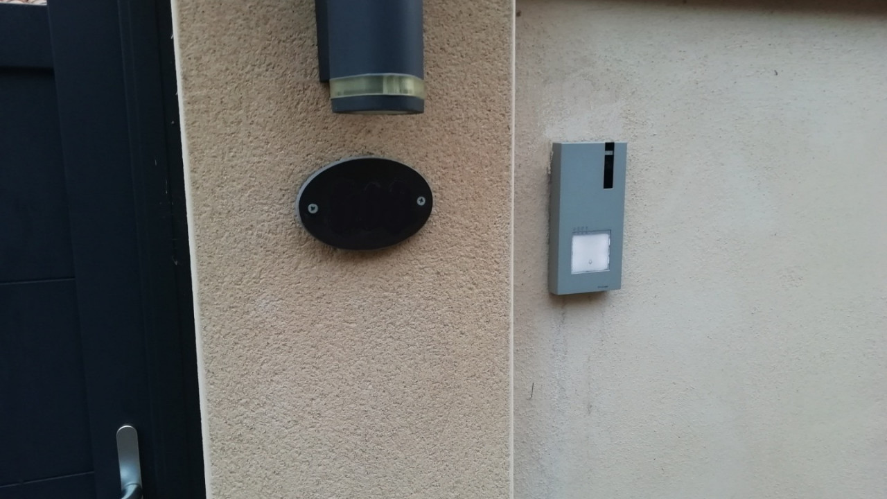 Installation d'un interphone et d'une motorisation de portail à Cercié