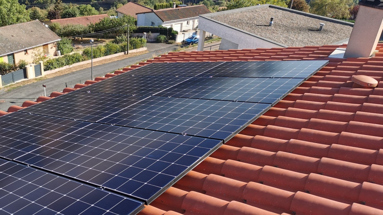 Installation de modules photovoltaïques à Brussieu