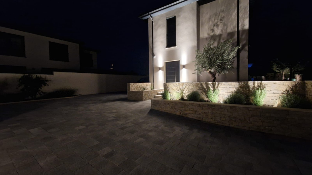 Installation éclairage extérieur pour une villa à côté de Lyon
