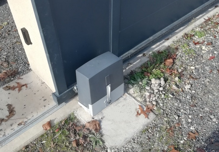 Installation d'un interphone et d'une motorisation de portail à Cercié
