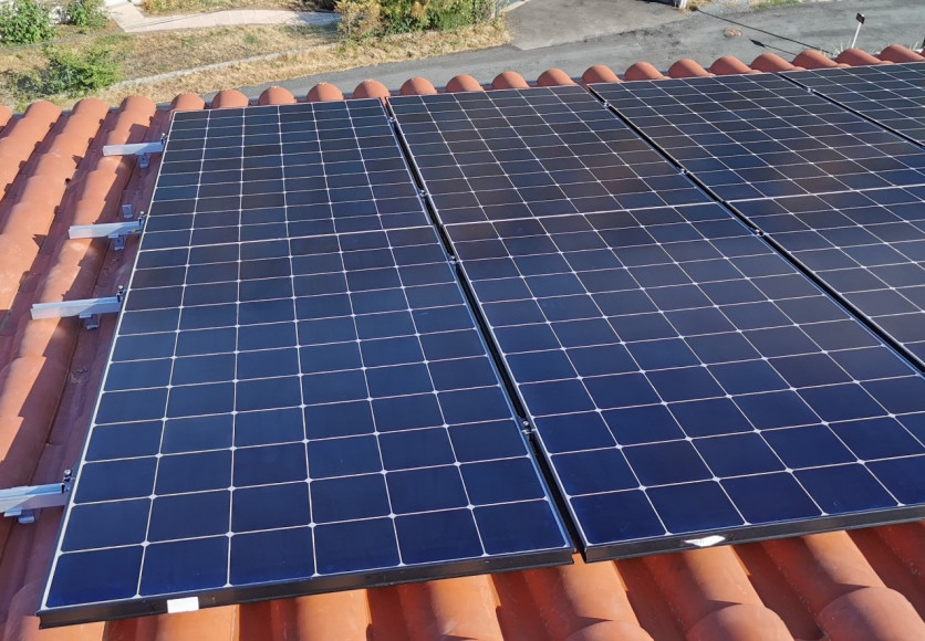 Installation de modules photovoltaïques à Brussieu