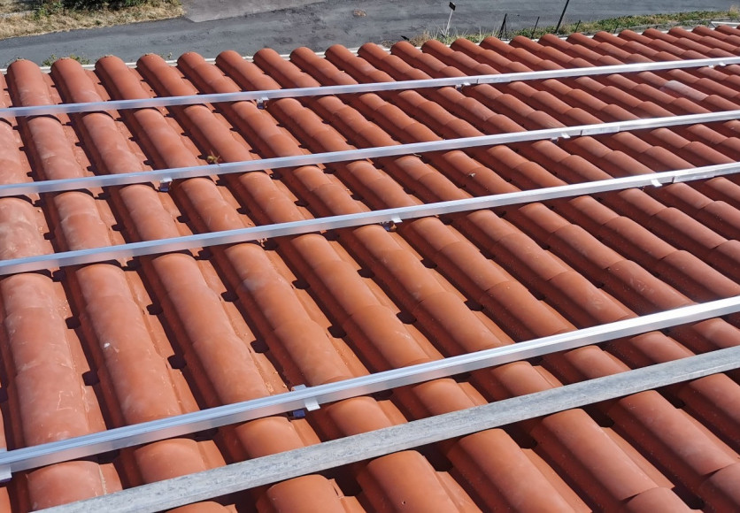 Installation de modules photovoltaïques à Brussieu