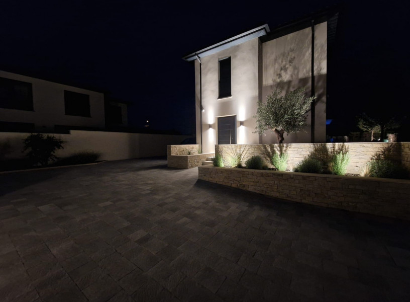 Installation éclairage extérieur pour une villa à côté de Lyon