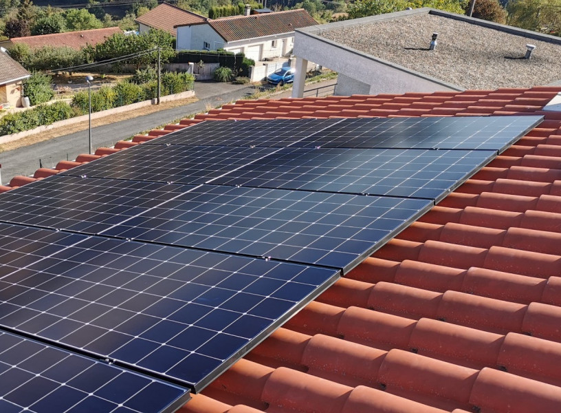 Installation de modules photovoltaïques à Brussieu