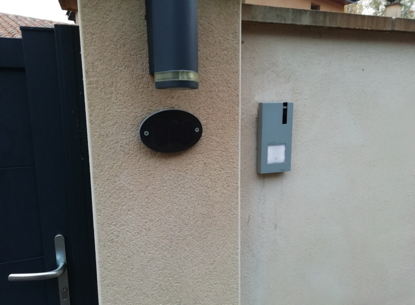 Installation d'un interphone et d'une motorisation de portail à Cercié