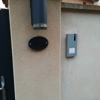Installation d'un interphone et d'une motorisation de portail à Cercié